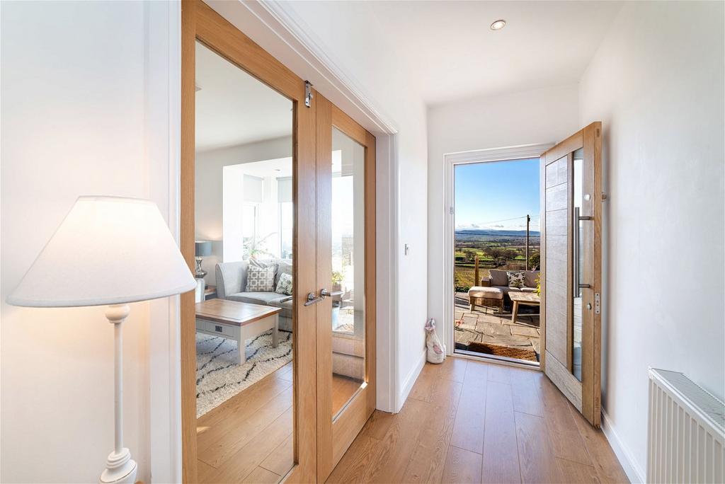 111 Cwm Road, Dyserth, Denbighshrie, LL18 6HR 4 bed detached house for