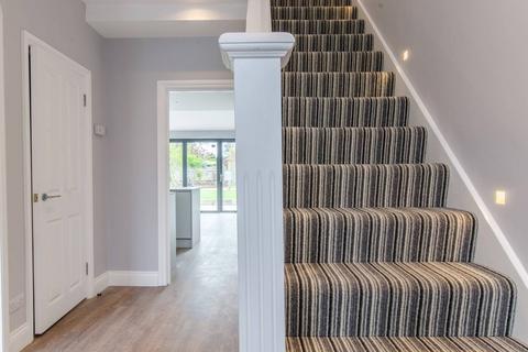 5 Pitfold Road, London, SE12 9JB
