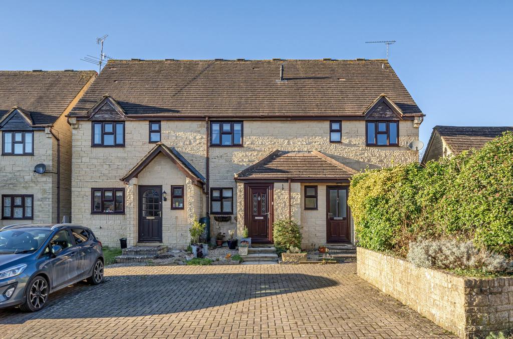 Michaels Mead, Cirencester... 2 bed terraced house £312,500
