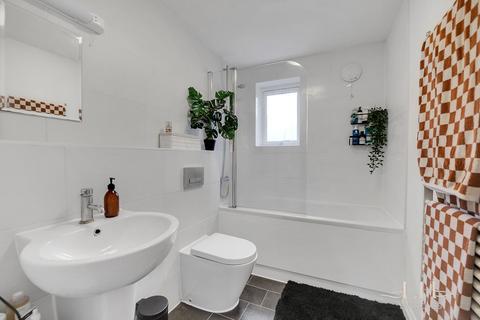 2 bedroom flat for sale, Noble Court, Hornchurch
