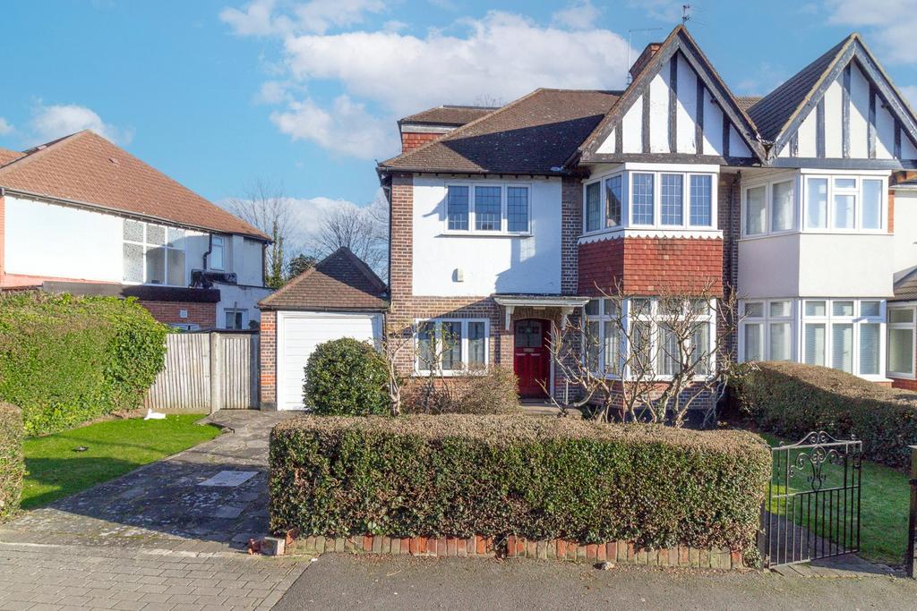 The Drive, Edgware, HA8 4 bed semidetached house £975,000