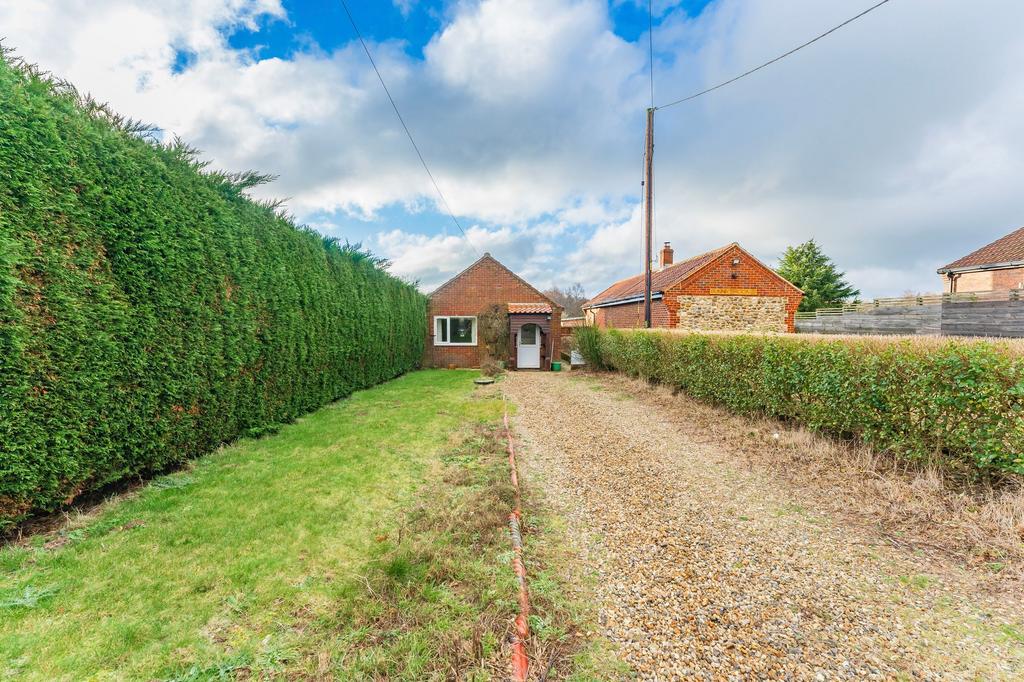 Thorpe Market Road, Roughton, NR11 2 bed detached bungalow for sale £