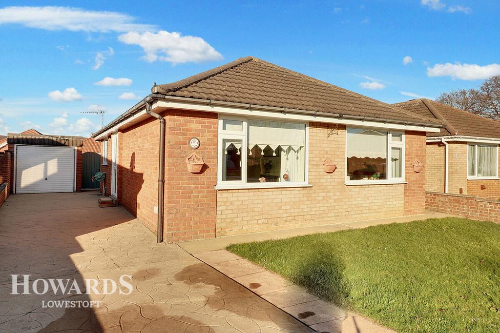 Crestview Drive, Lowestoft 2 bed detached bungalow for sale £260,000