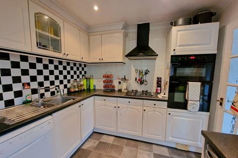 16 Stuart Way, Bridport, DT6 4AU
