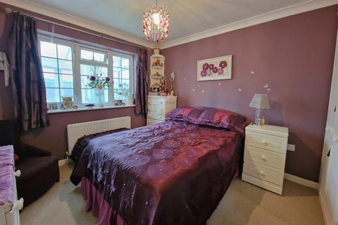 16 Stuart Way, Bridport, DT6 4AU
