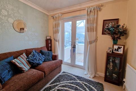 16 Stuart Way, Bridport, DT6 4AU