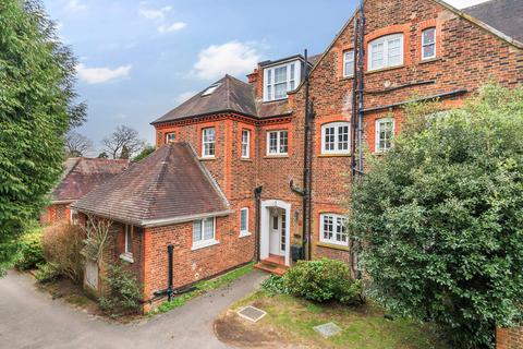 2 bedroom flat for sale, Oatlands Chase, Weybridge, KT13