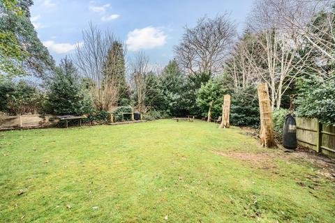 2 bedroom flat for sale, Oatlands Chase, Weybridge, KT13