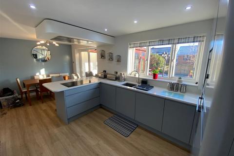 8 Givvons Fold, Oldham, OL4 2SH