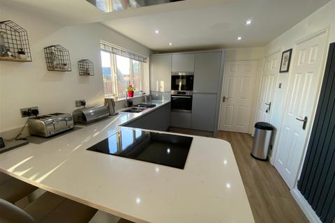 8 Givvons Fold, Oldham, OL4 2SH