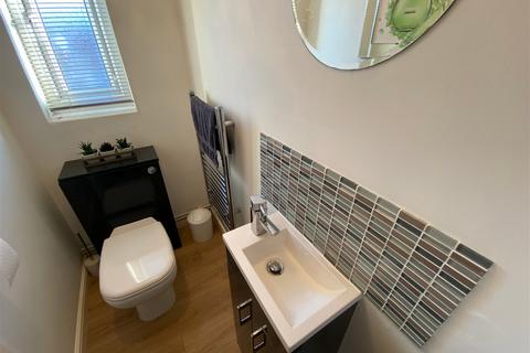 8 Givvons Fold, Oldham, OL4 2SH