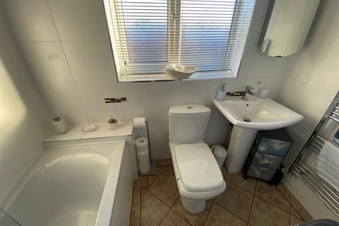 8 Givvons Fold, Oldham, OL4 2SH