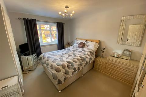 8 Givvons Fold, Oldham, OL4 2SH