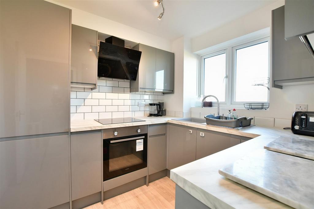 Dunlop Close, Dartford, Kent 2 bed flat for sale £240,000