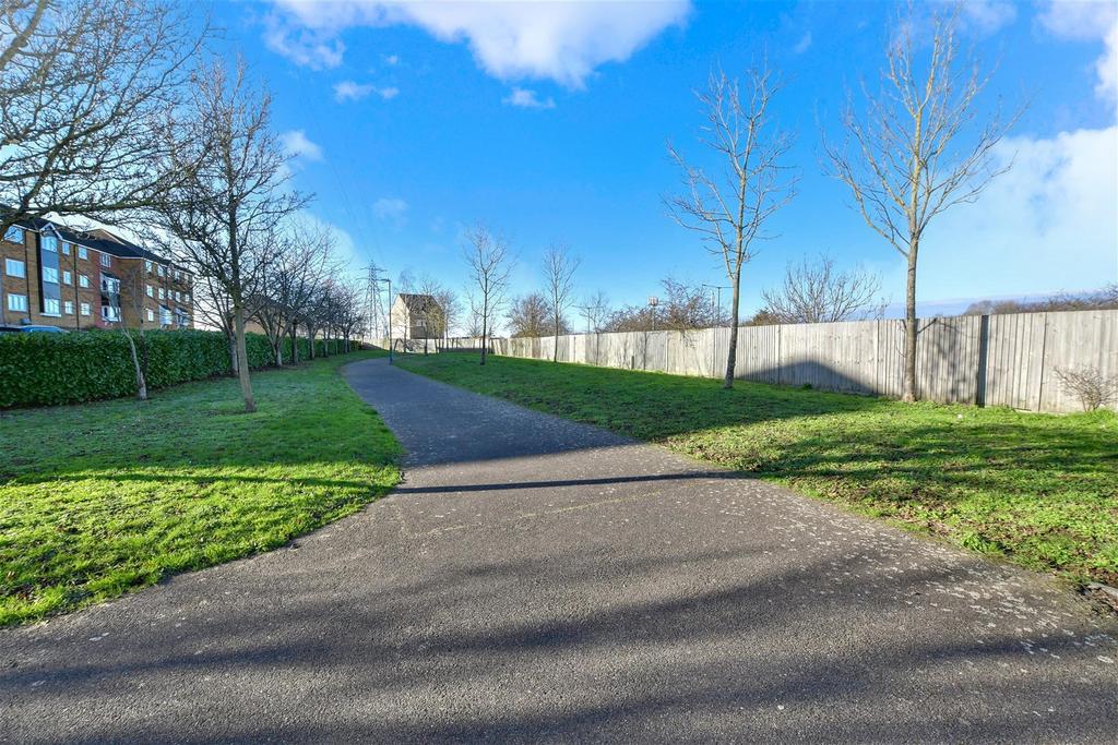 Dunlop Close, Dartford, Kent 2 bed flat for sale £240,000