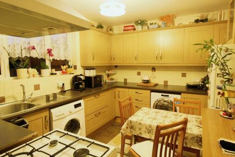 2 bedroom terraced house to rent, Humber Way, Langley