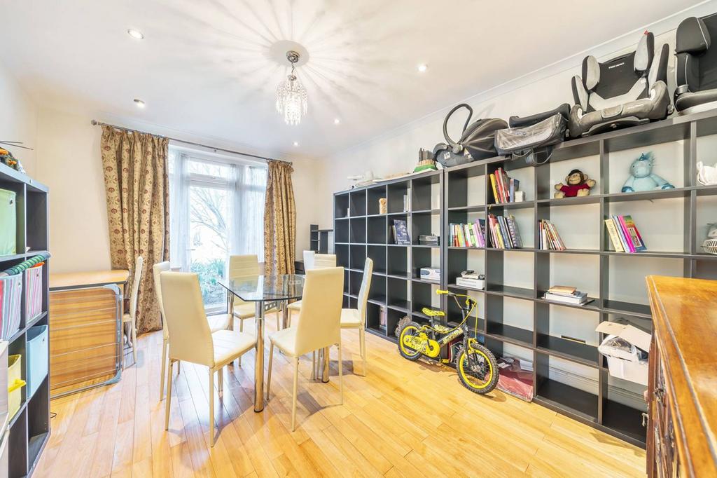 Fairfield Crescent, Edgware, HA8 3 bed semidetached house £8,667 pcm