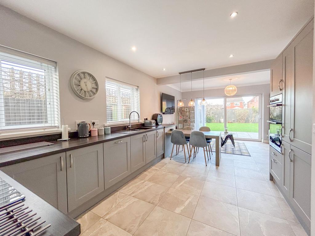 Lansdowne Gardens, Llantarnam, NP44 4 bed detached house for sale £