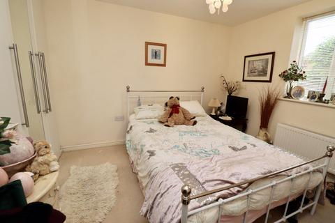 2 bedroom flat for sale, Fowen Close, Street