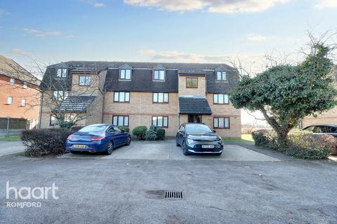 1 bedroom apartment for sale, Blandford Close, Romford