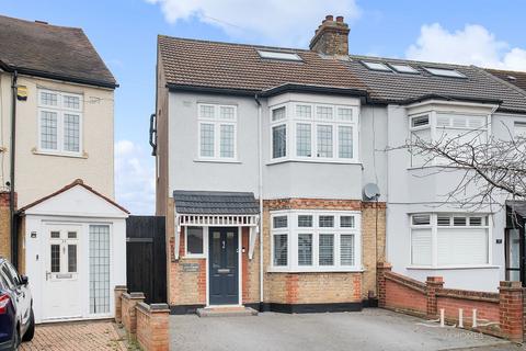33 Strathmore Gardens, Hornchurch, RM12 4BG