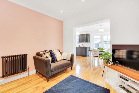 33 Strathmore Gardens, Hornchurch, RM12 4BG