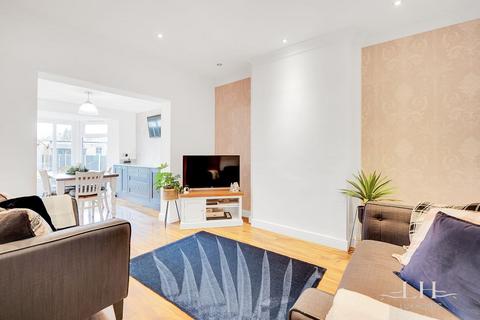 33 Strathmore Gardens, Hornchurch, RM12 4BG