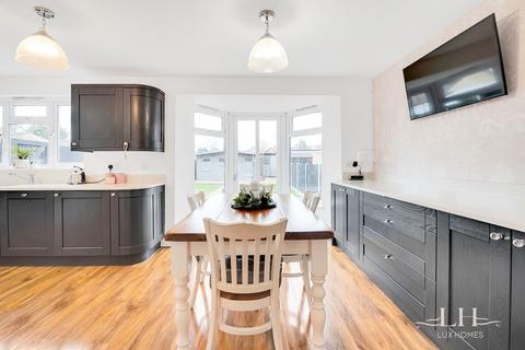 33 Strathmore Gardens, Hornchurch, RM12 4BG