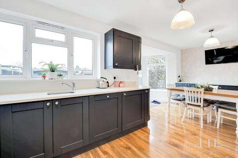 33 Strathmore Gardens, Hornchurch, RM12 4BG