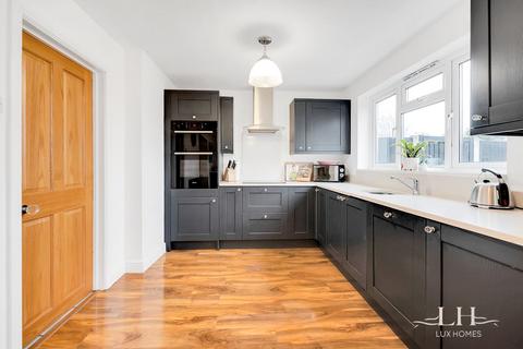 33 Strathmore Gardens, Hornchurch, RM12 4BG