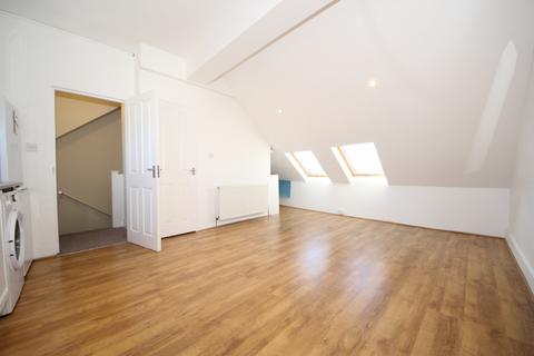 Studio to rent, Firs Lane, Winchmore Hill N21