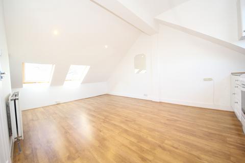 Studio to rent, Firs Lane, Winchmore Hill N21