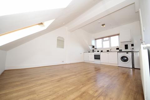 Studio to rent, Firs Lane, Winchmore Hill N21