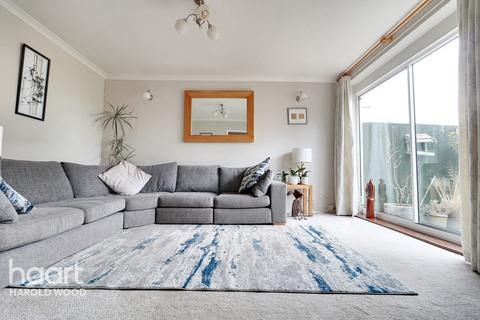 73 Hamilton Drive, Romford, RM3 0UX
