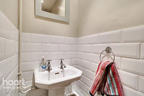 73 Hamilton Drive, Romford, RM3 0UX