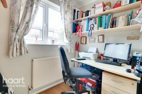 73 Hamilton Drive, Romford, RM3 0UX