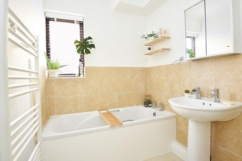 2 bedroom apartment to rent, West End Avenue, Harrogate, hg2 9bz