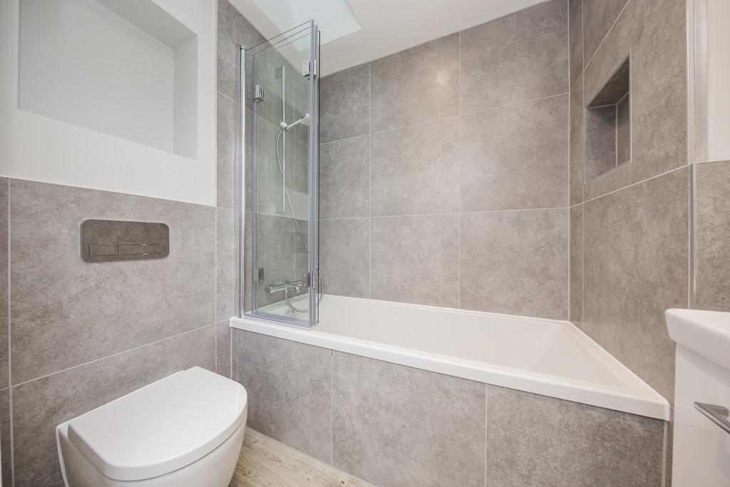 15 Main Bathroom