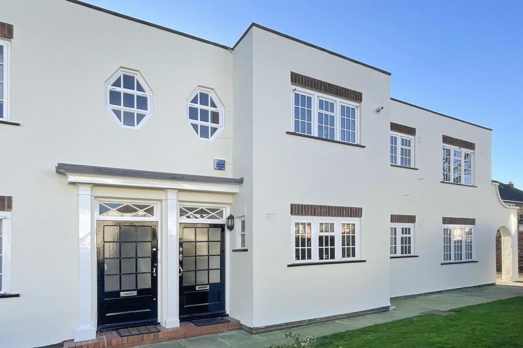 Lock Chase, Blackheath 3 bed flat for sale £800,000