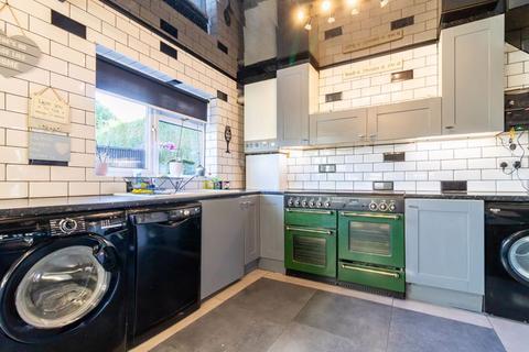 17 Crewes Lane, Warlingham, CR6 9NS