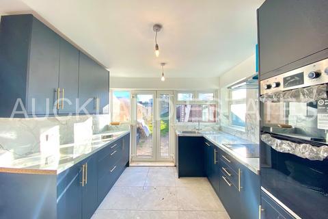 3 bedroom semi-detached house for sale - Auckland Road, Potters Bar EN6