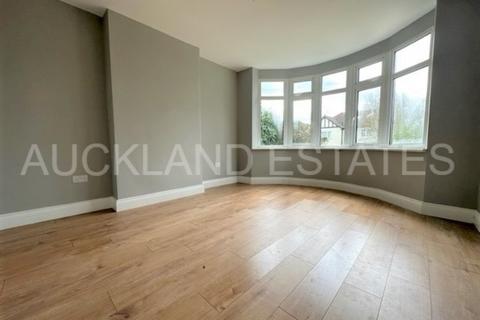 3 bedroom detached house to rent, Quakers Lane, Potters Bar EN6