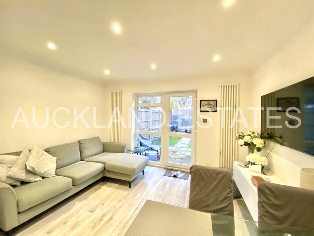 Oakfield Close, Potters Bar EN6 2 bed townhouse for sale £440,000