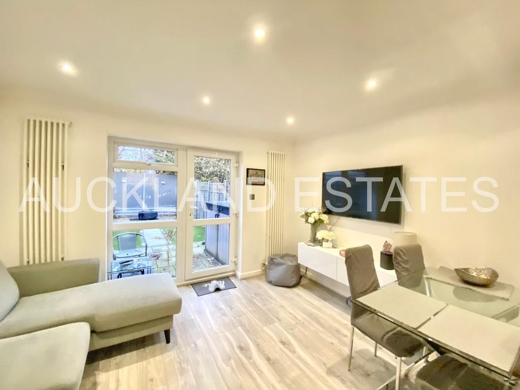 Oakfield Close, Potters Bar EN6 2 bed townhouse for sale £440,000