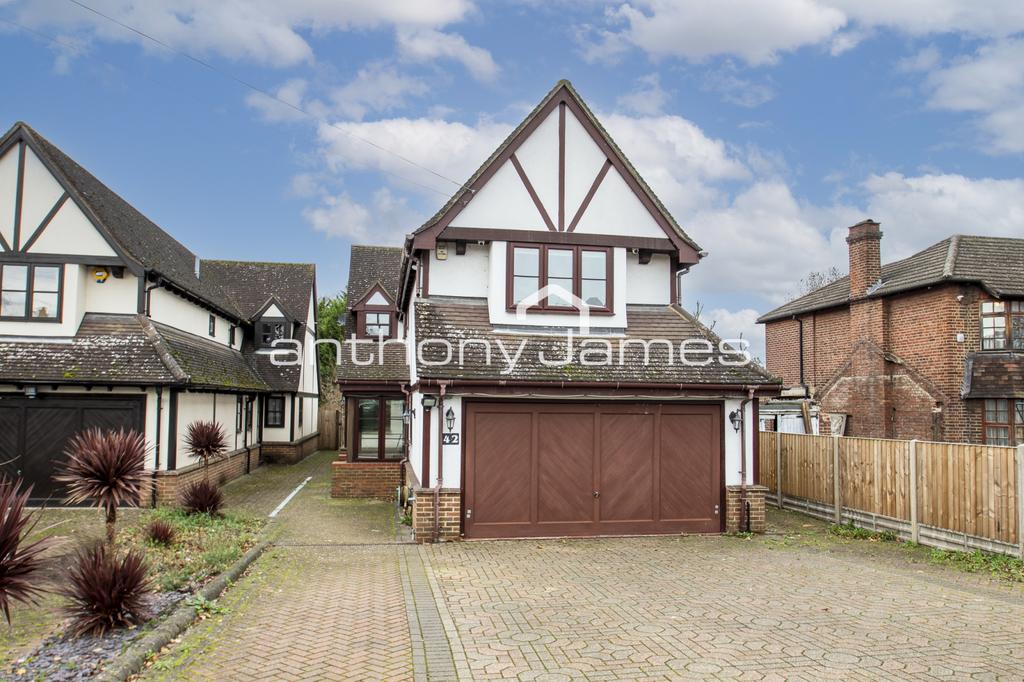 Spacious and well presented five bedroom detached