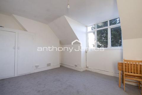 1 bedroom in a house share to rent, 49 St. Mildreds Road, London SE12