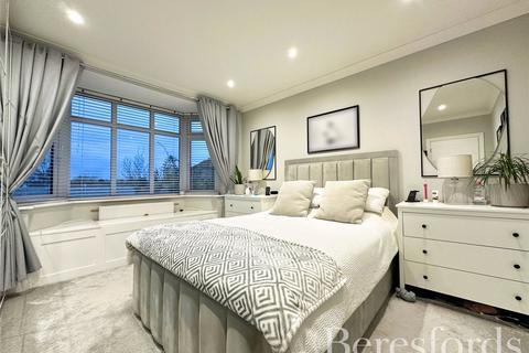 3 bedroom bungalow for sale, MacDonald Avenue, Hornchurch, RM11