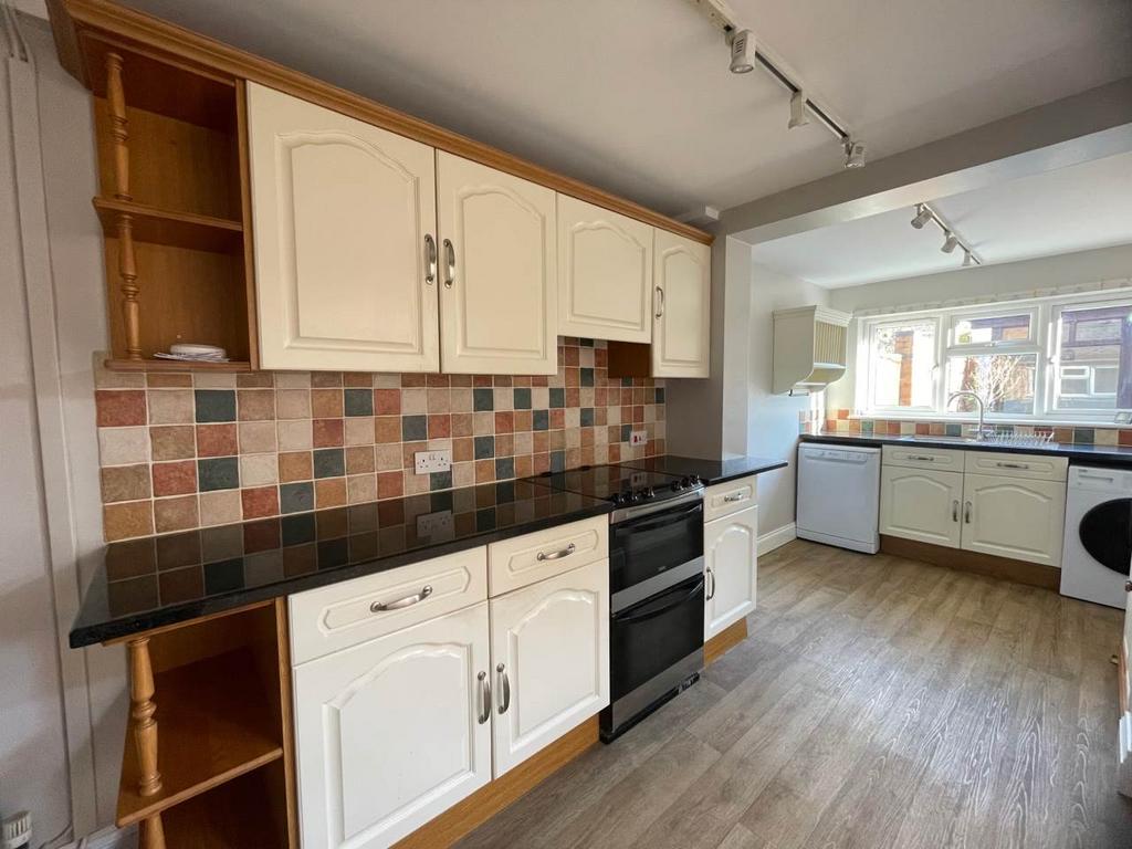 6 Coronation Street, Evesham, 2 bed terraced house £875 pcm (£202 pw)