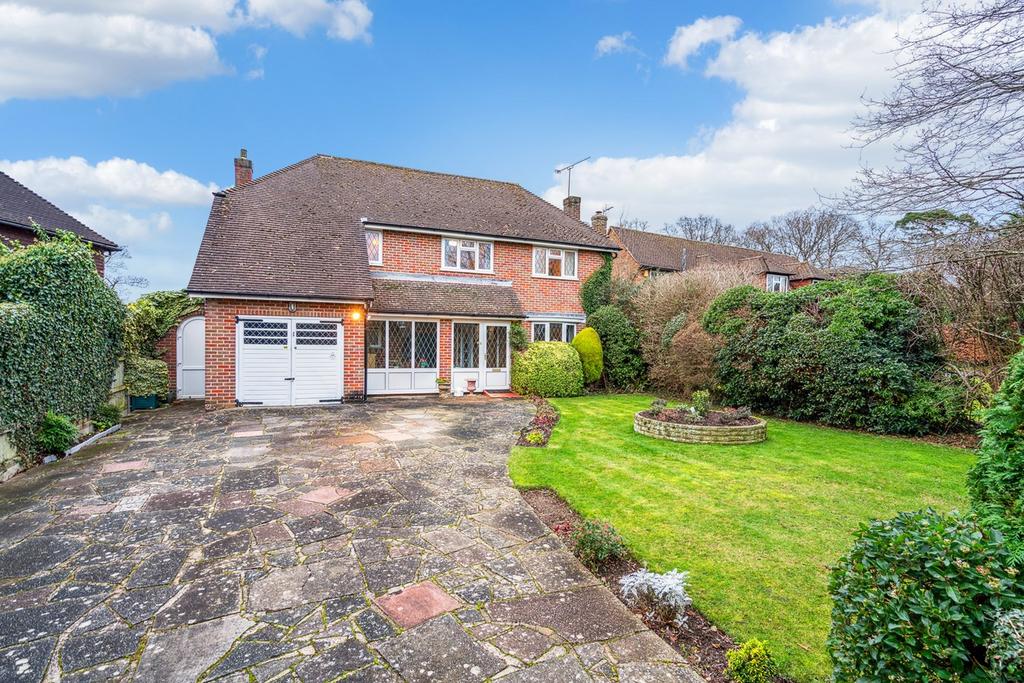 Ashenden Walk, Farnham Common SL2 3 bed detached house £895,000
