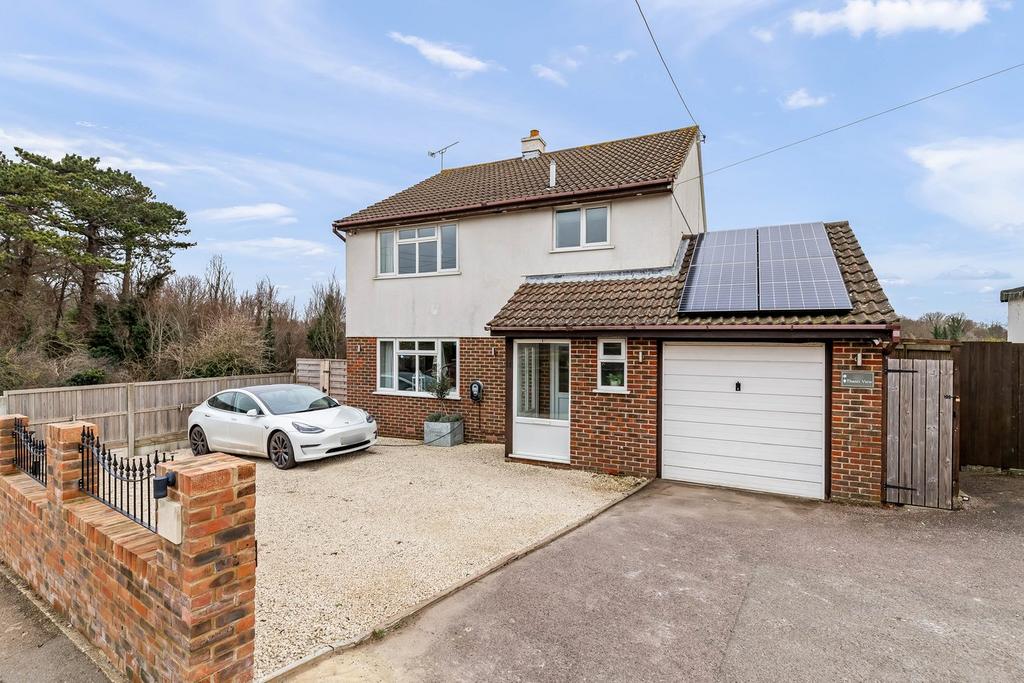 Adelaide Road, Eythorne, Dover, CT15 3 bed detached house for sale £